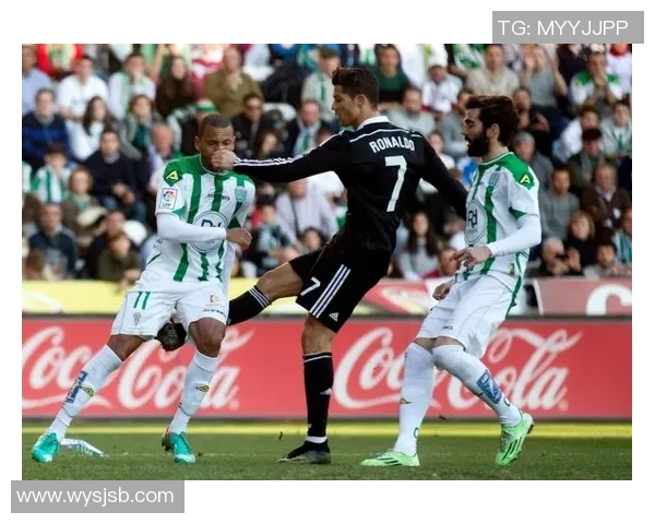 足球巨星C罗再度破门展现王者风采与全能表现战平对手1-1 足球巨星C罗再度破门展现王者风采与全能表现战平对手1-1