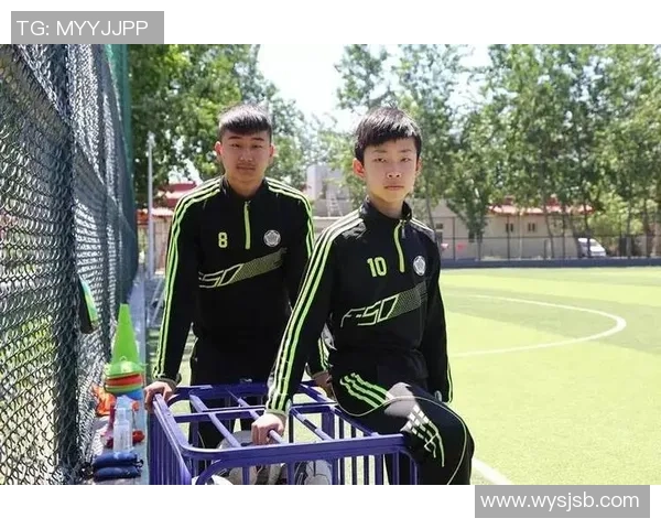 足球迷跨栏追球星为梦想奔跑彰显热血与执着 足球迷跨栏追球星为梦想奔跑彰显热血与执着