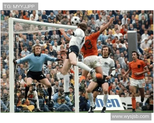 90年代足球巨星纪念玻璃杯收藏版回顾与经典球员风采再现 90年代足球巨星纪念玻璃杯收藏版回顾与经典球员风采再现